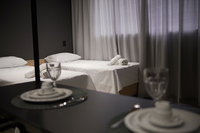 Studio moderno com duas camas de solteiro