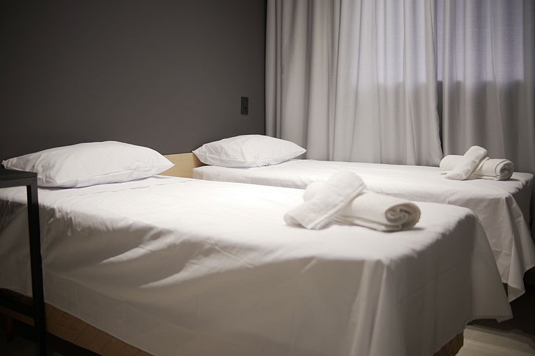 Studio moderno com duas camas de solteiro